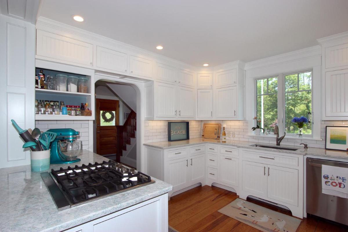 Pocasset Village Charmer - Housity