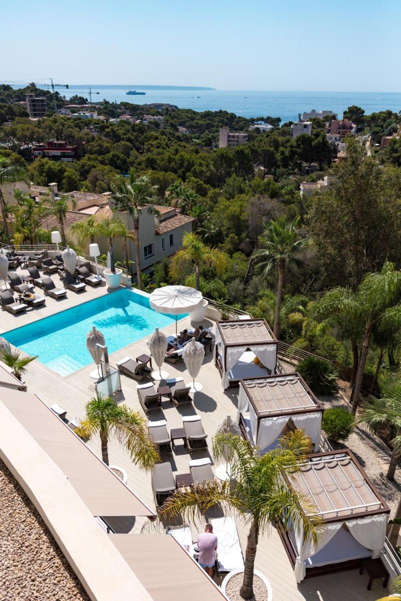 Una vista aérea de un complejo turístico con piscina. en Portals Hills Boutique Hotel, en Portals Nous