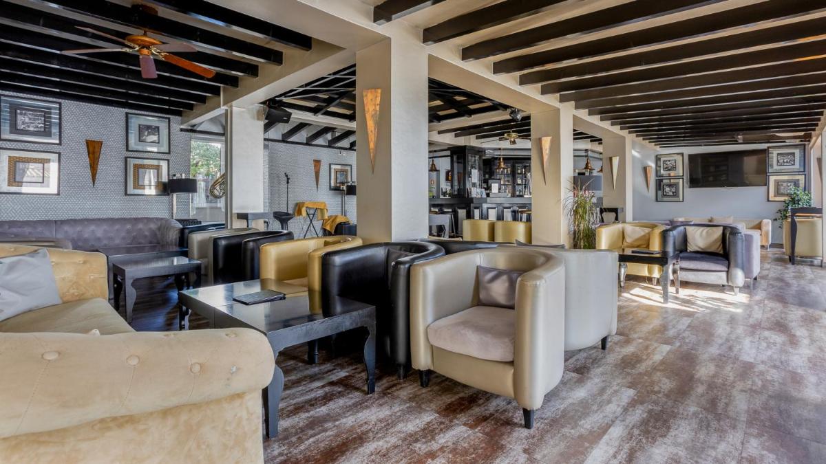 Uma televisão e/ou sistema de entretenimento em Hotel do Cerro
