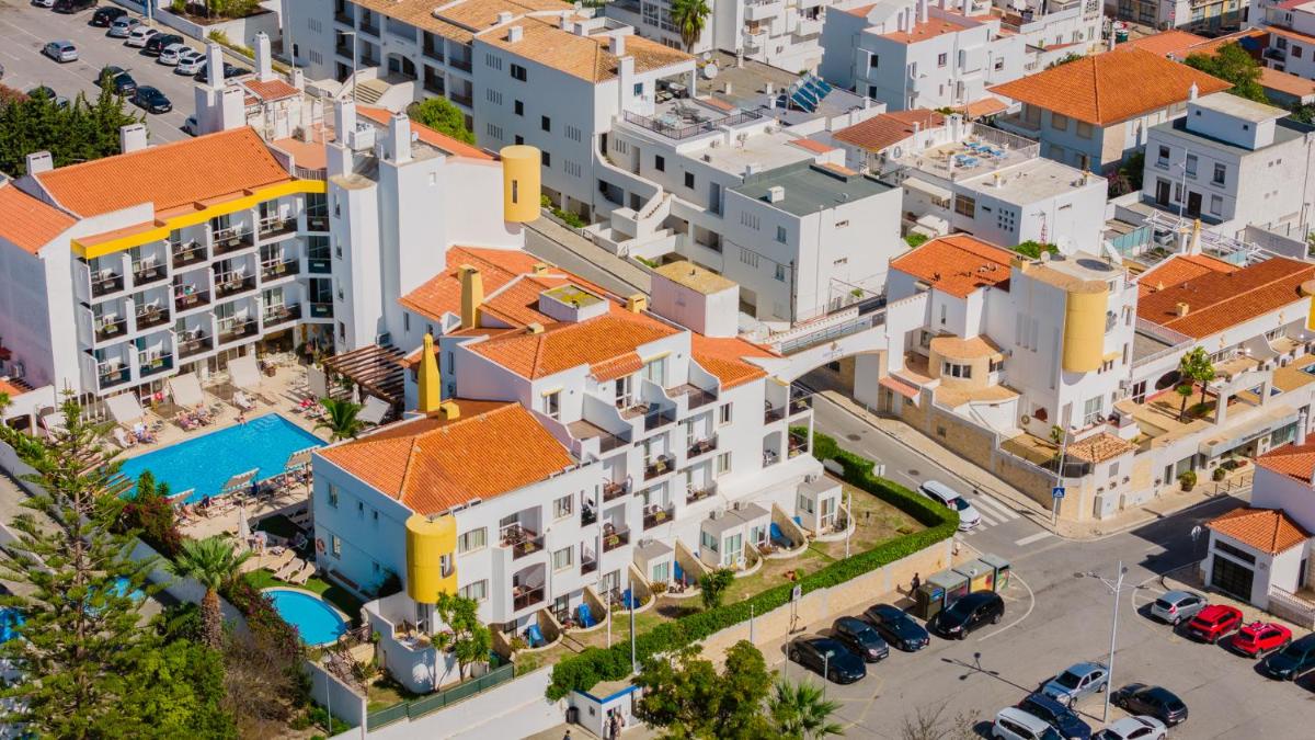 A vizinhança circundante ou próxima do hotel