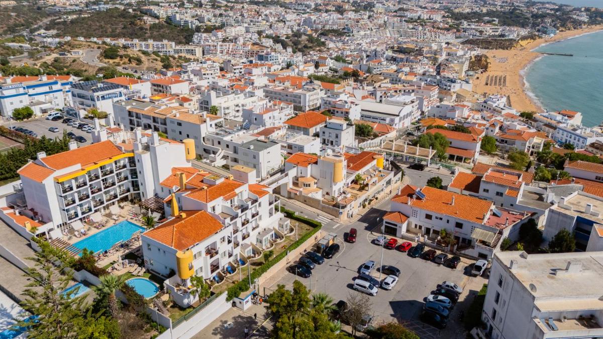 Uma vista geral de Albufeira ou a vista da cidade a partir do hotel