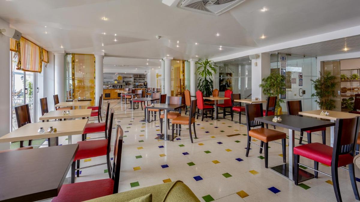 Um restaurante ou outro lugar para comer em Hotel do Cerro
