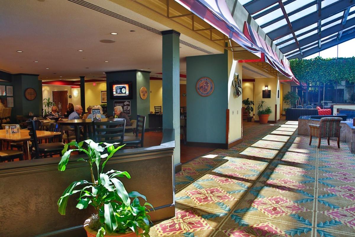 Capital Plaza Hotel - Housity