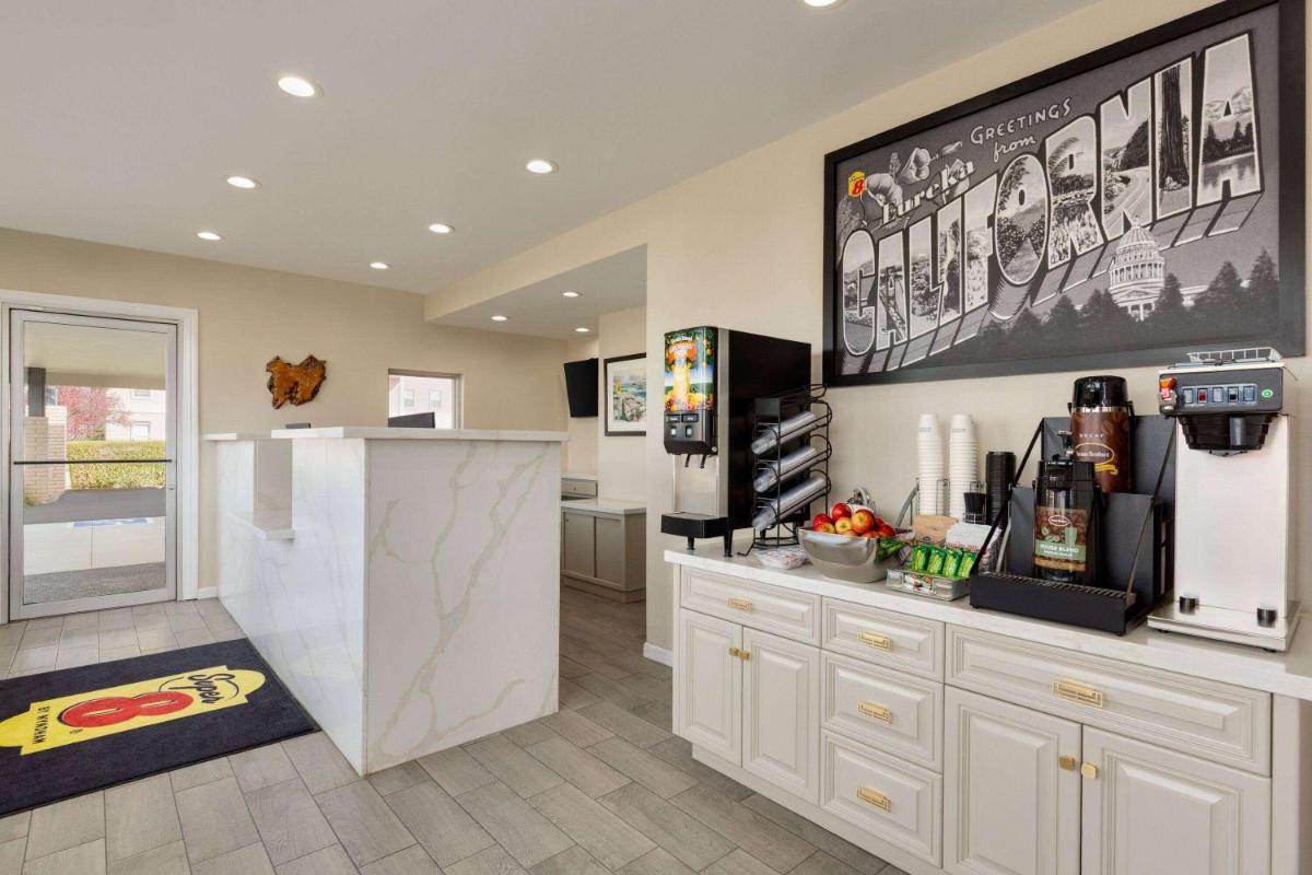 Super 8 by Wyndham Eureka - Housity