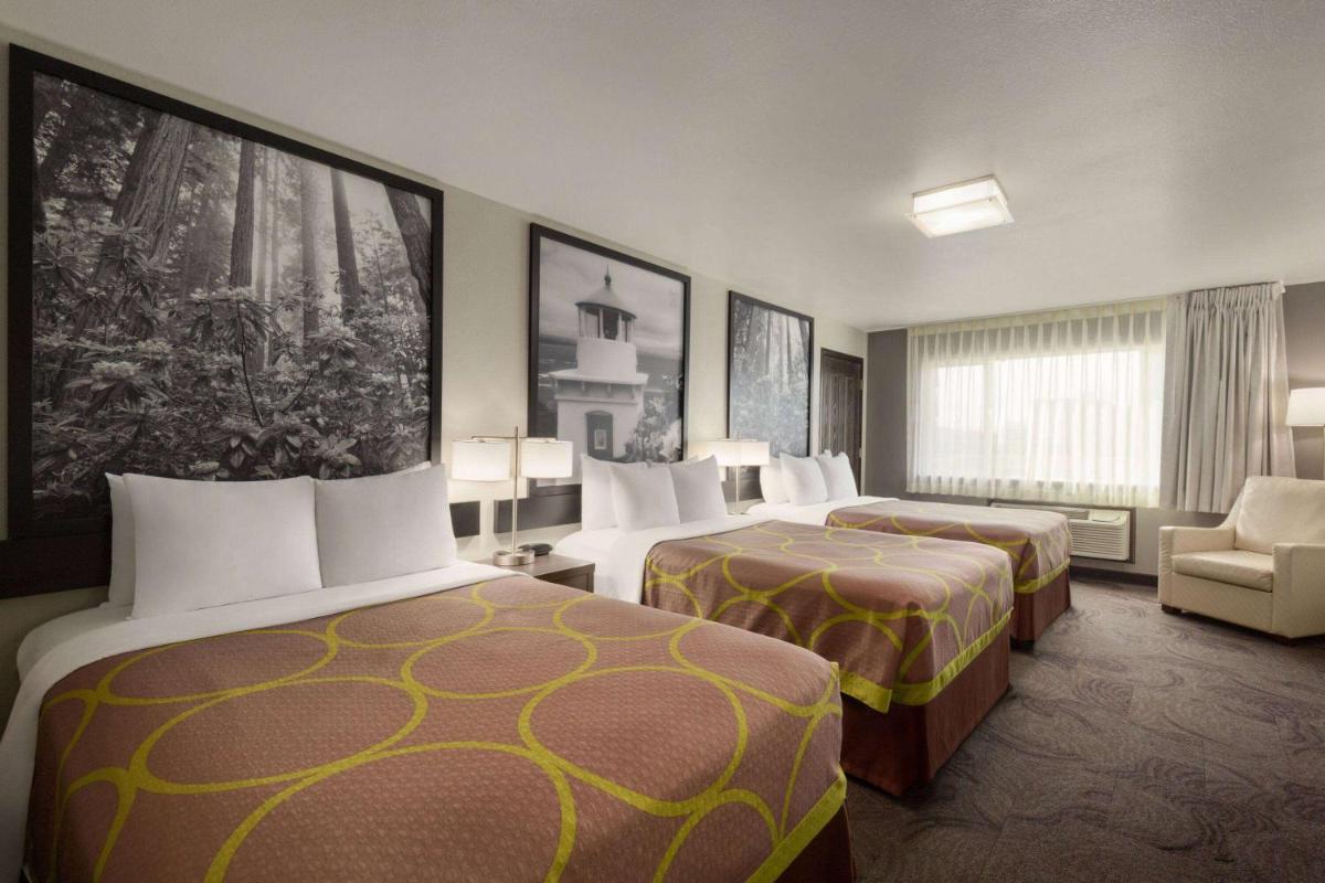 Super 8 by Wyndham Eureka - Housity