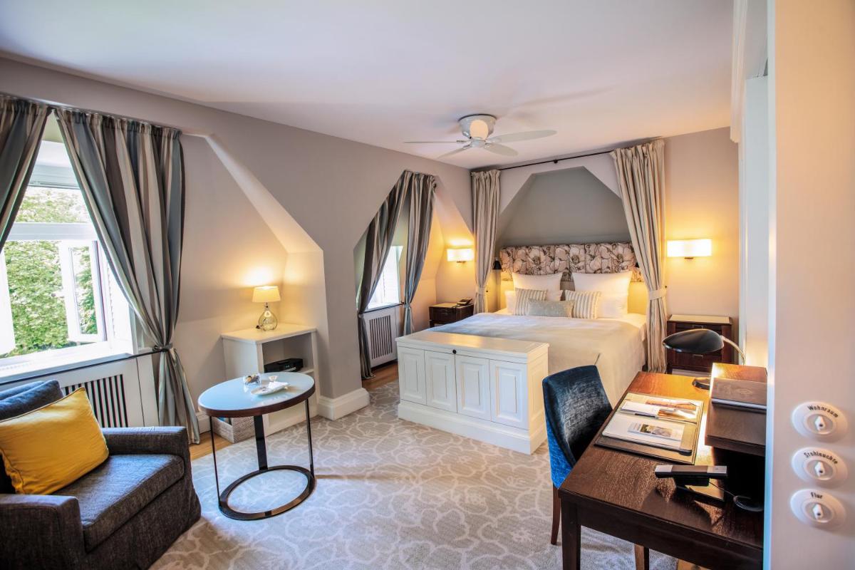 Ein Sitzbereich in der Unterkunft Weissenhaus Private Nature Luxury Resort