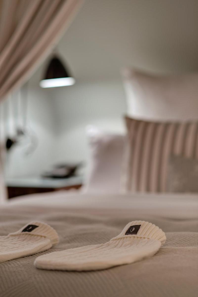 Ein Bett oder Betten in einem Zimmer der Unterkunft Weissenhaus Private Nature Luxury Resort