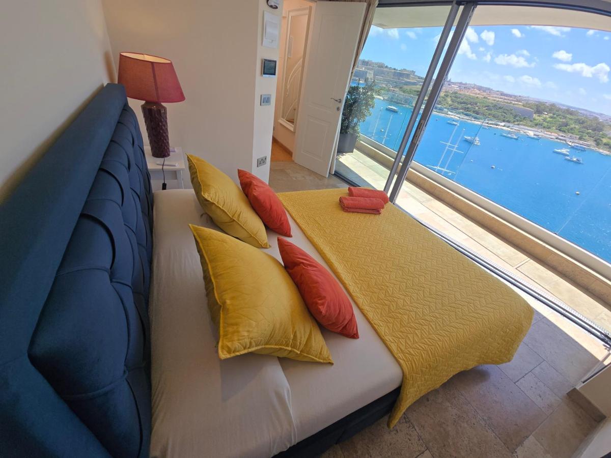Valletta View Seafront Triplex Penthouse with Rooftop Jacuzzi - Housity