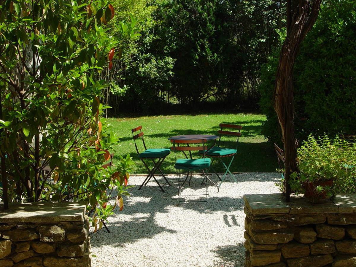 Jardin de l'établissement Hôtel Le Mas des Grès & Restaurant Sous les Platanes