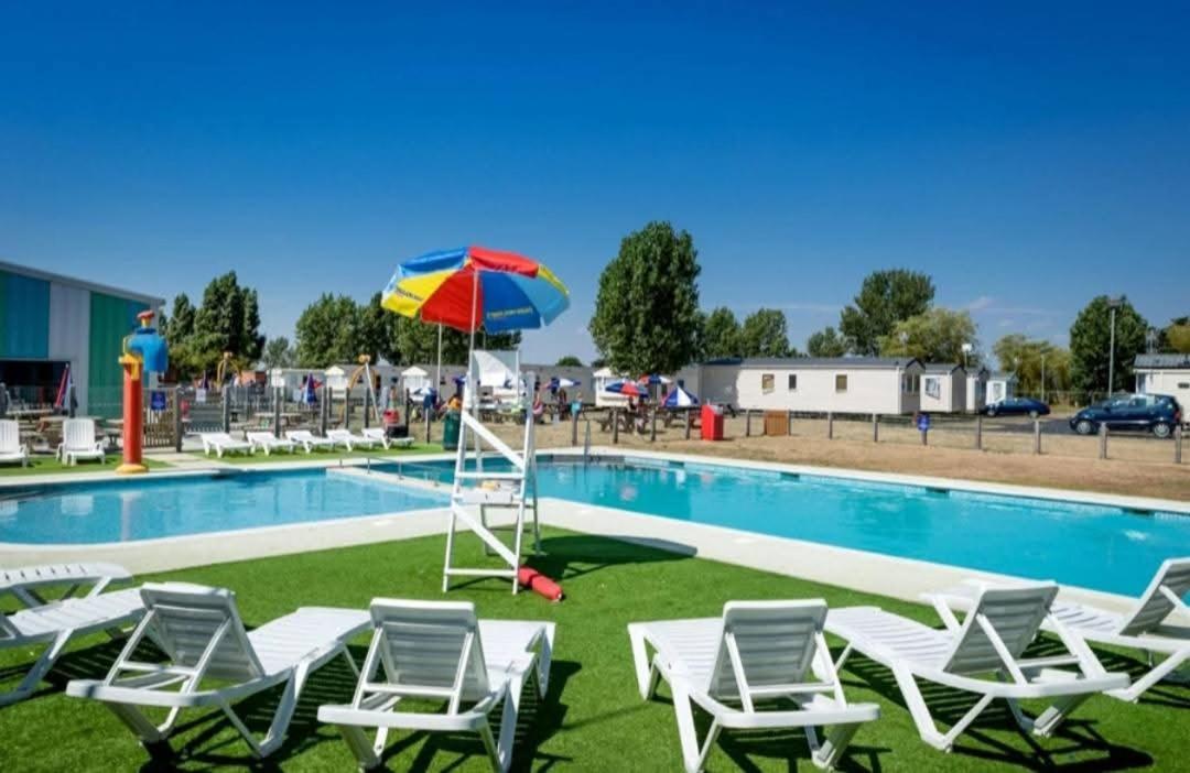 PRIVATELY OWNED Stunning Caravan Seawick Holiday Park St Osyth - Housity