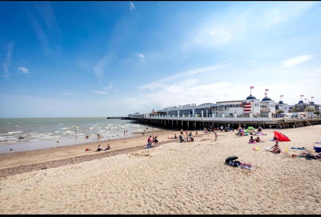PRIVATELY OWNED Stunning Caravan Seawick Holiday Park St Osyth - Housity