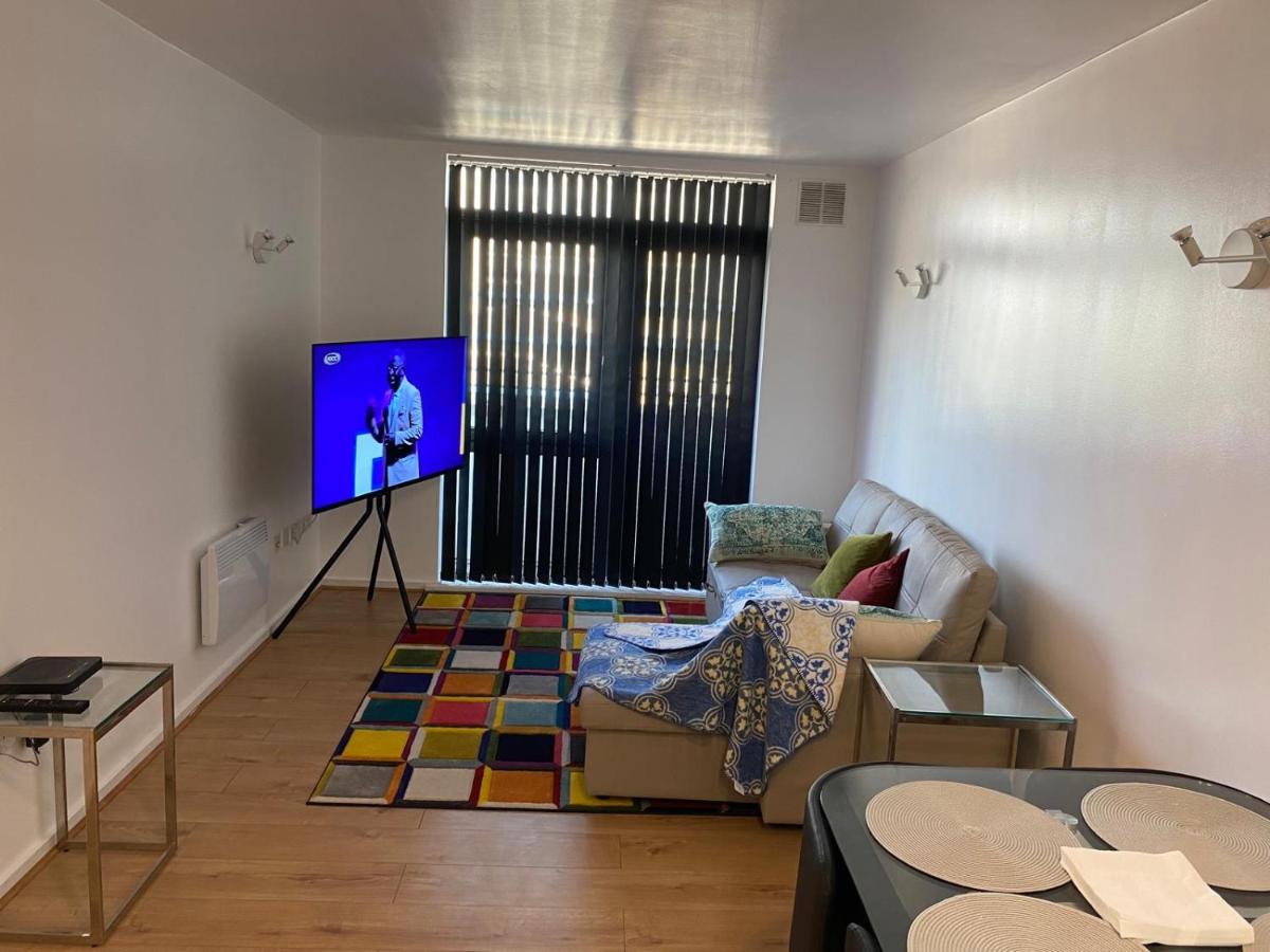 Cozy Entire Apartment with Free onsite Parking, 2-Min Walk to Barking Station - Housity