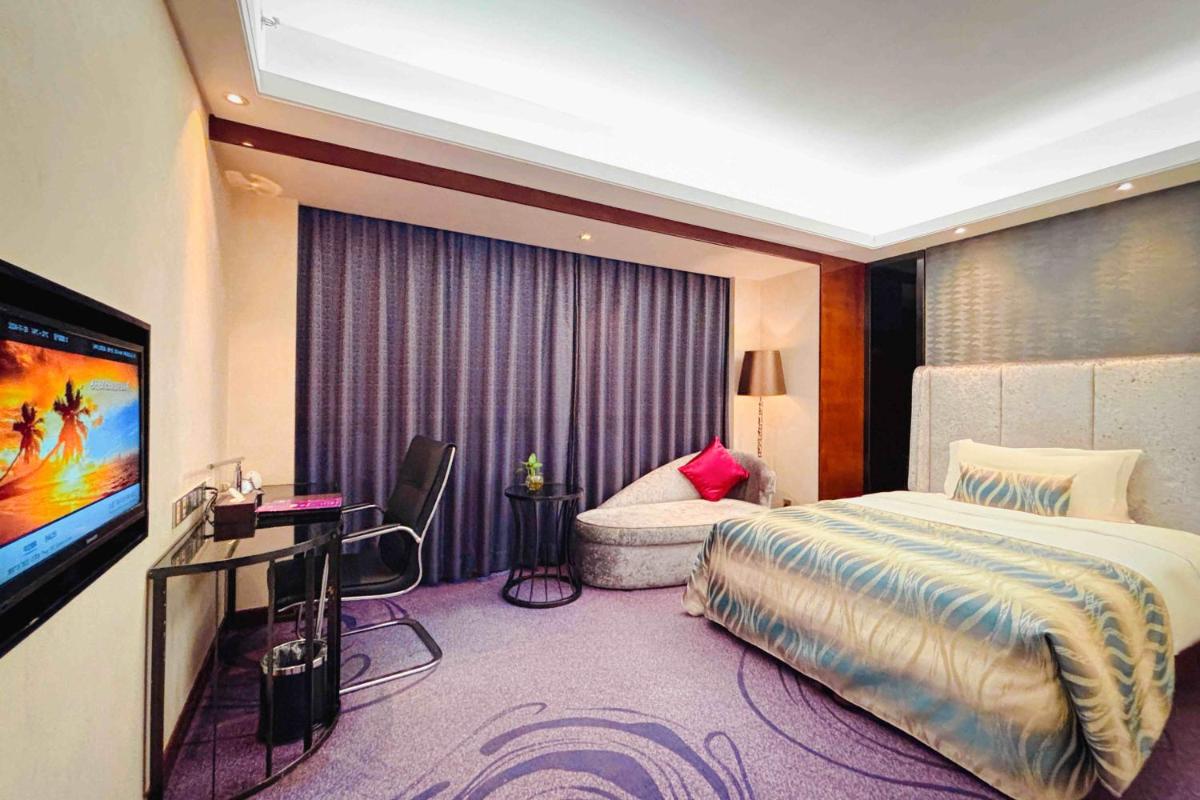 Sentosa Hotel Shenzhen Feicui Branch, Enjoy tropical swimming pools and high-class fitness club - Housity