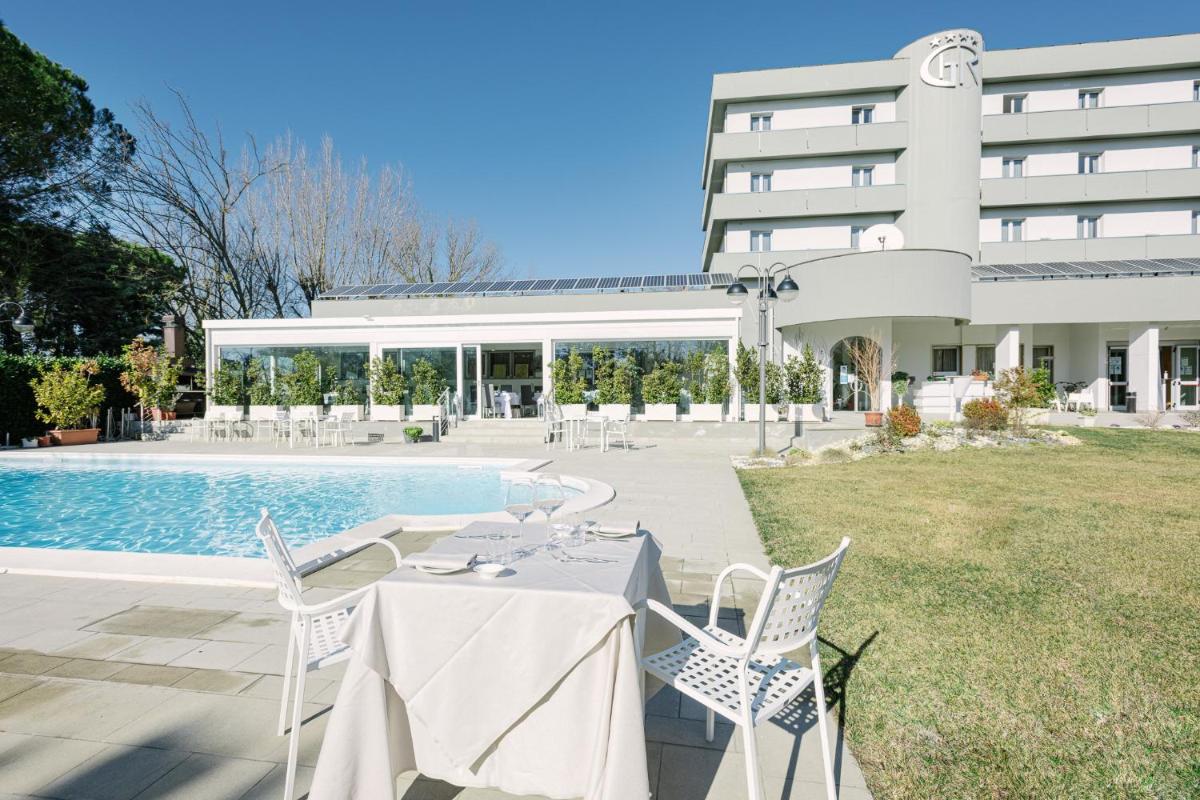 Hotel Garden Experience - Housity