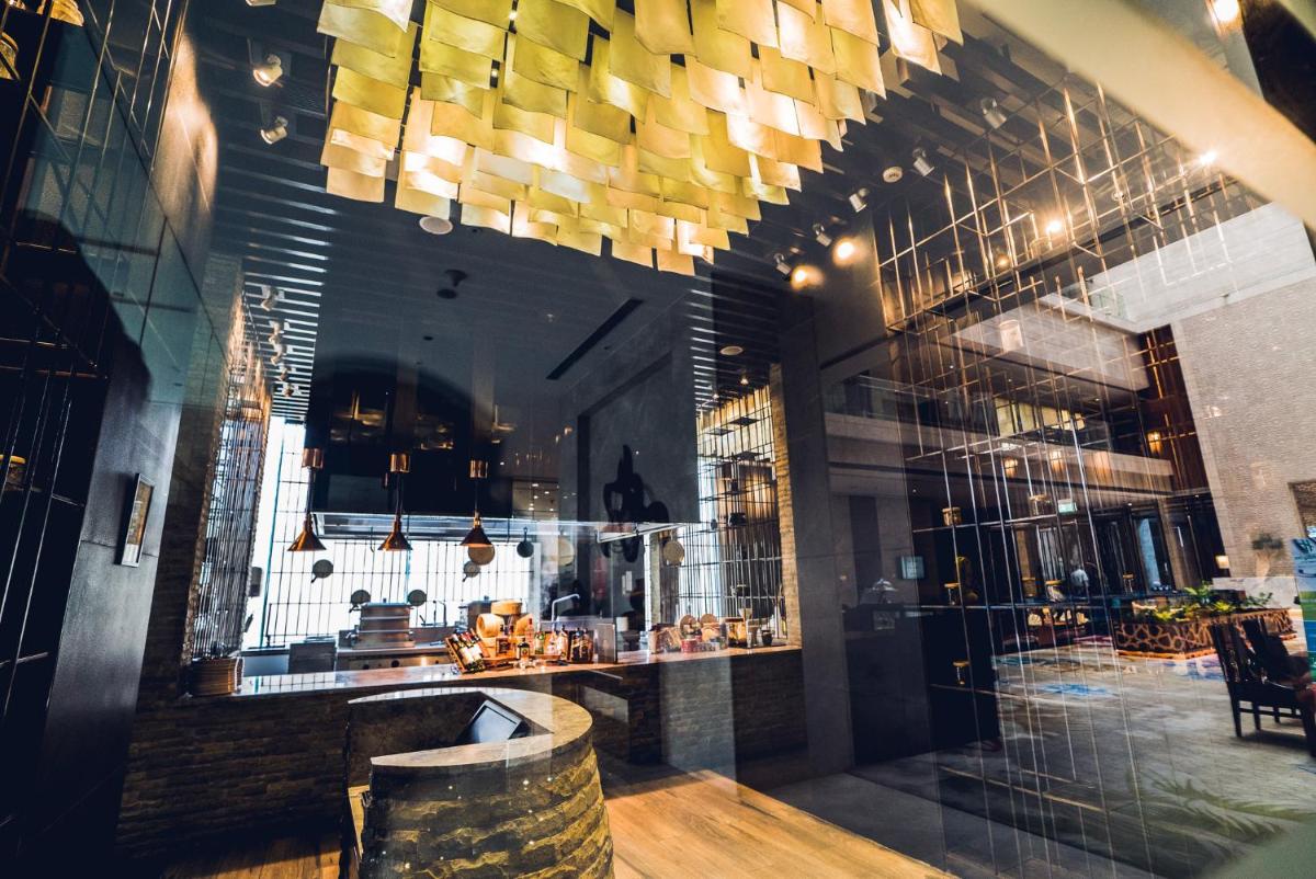 a restaurant with a counter and a bar in a room at Holiday Inn Jaipur City Centre by IHG in Jaipur a restaurant with a counter and a bar in a room at Holiday Inn Jaipur City Centre by IHG in Jaipur