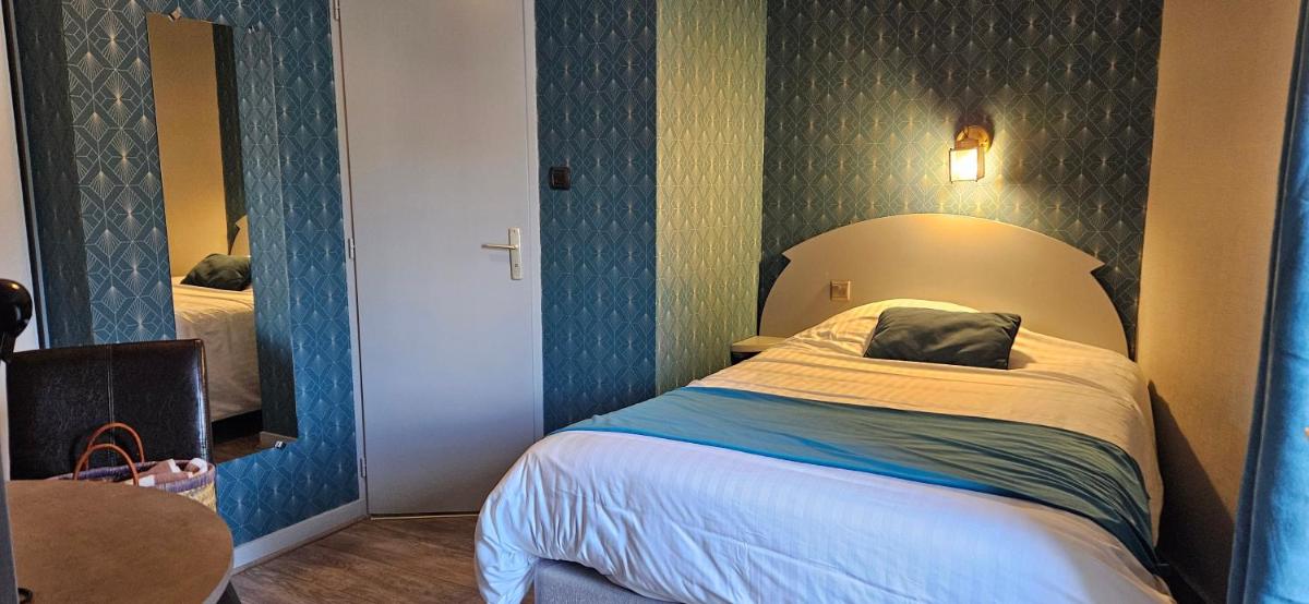 Un ou plusieurs lits dans un hébergement de l'établissement Logis SPA Hotel Restaurant De La Poste