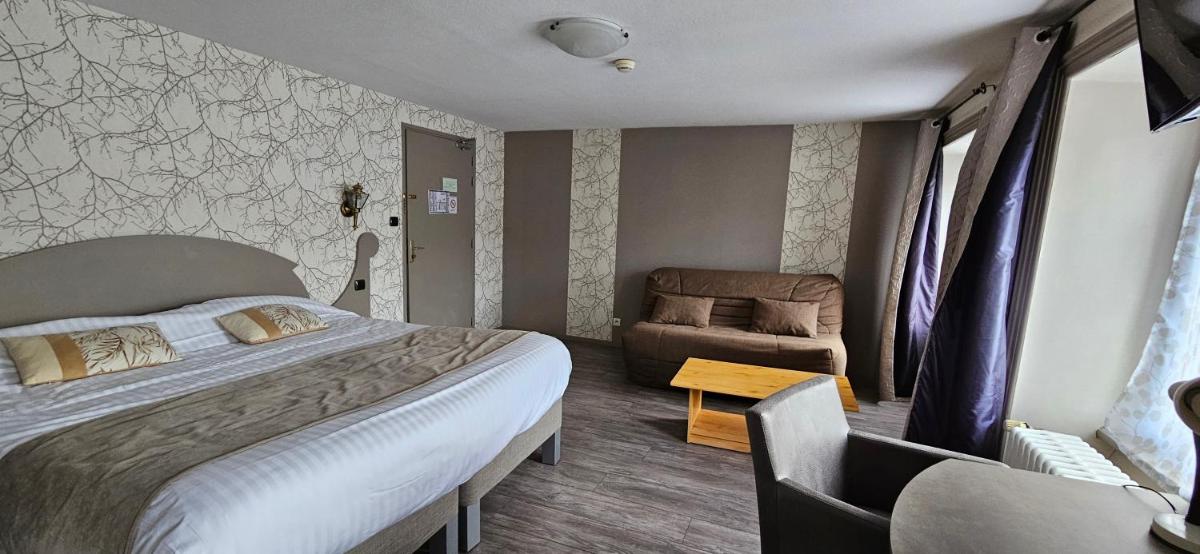 Un ou plusieurs lits dans un hébergement de l'établissement Logis SPA Hotel Restaurant De La Poste