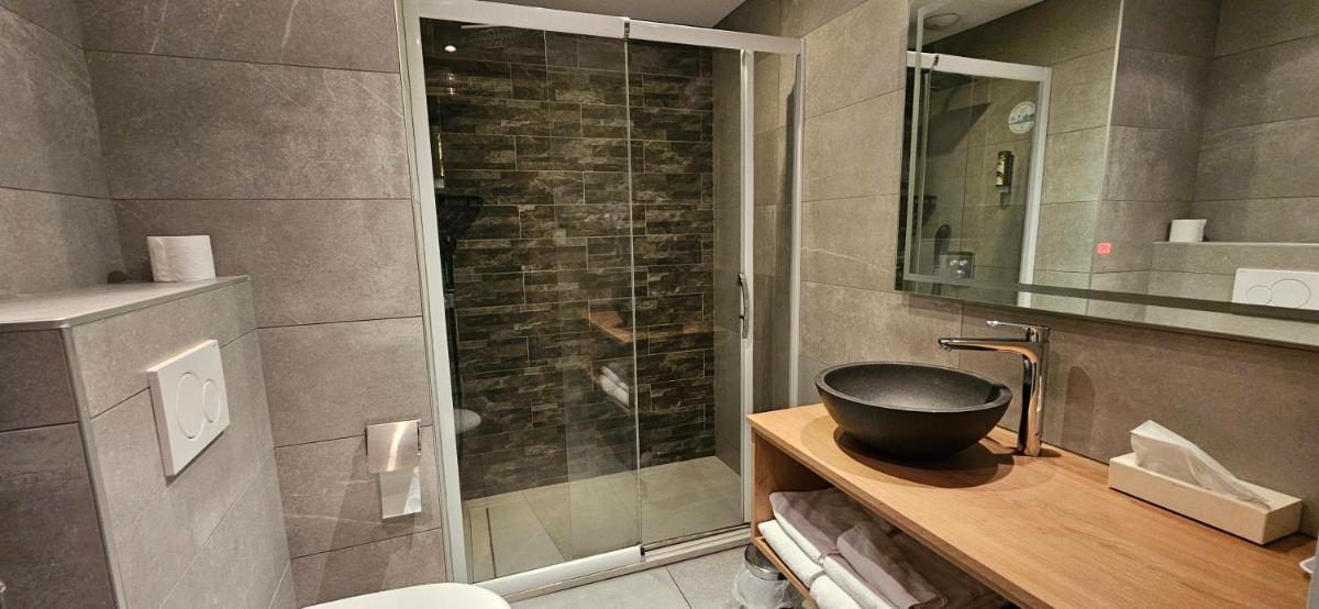 Salle de bains dans l'établissement Logis SPA Hotel Restaurant De La Poste