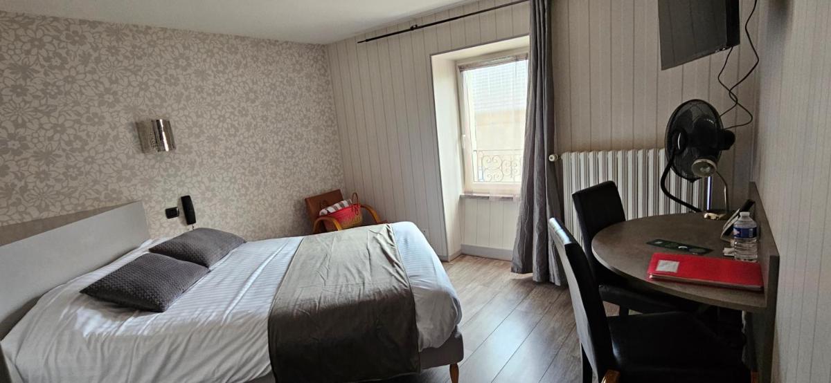 Un ou plusieurs lits dans un hébergement de l'établissement Logis SPA Hotel Restaurant De La Poste