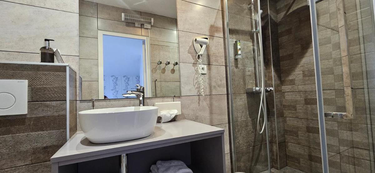 Logis SPA Hotel Restaurant De La Poste - Housity