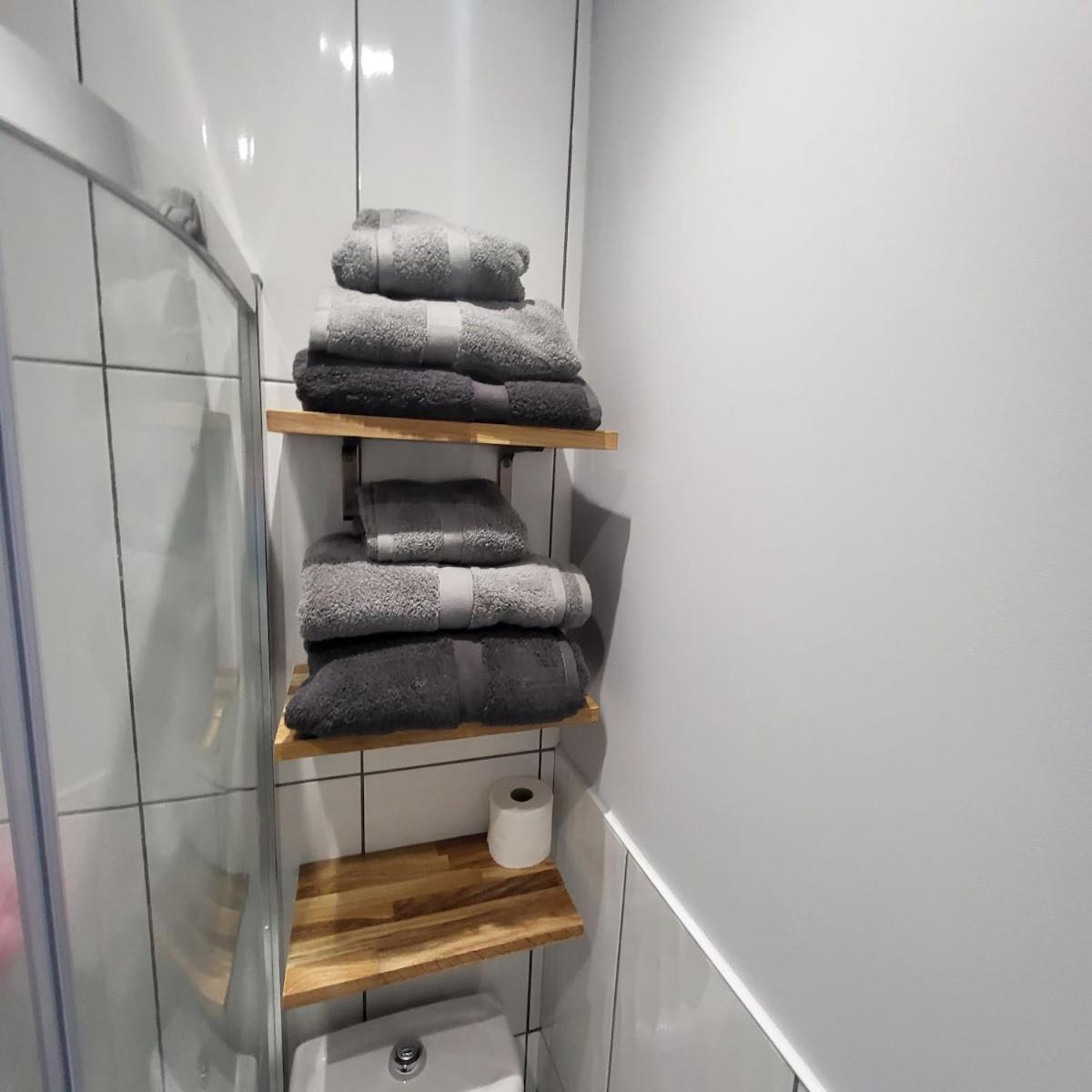 Town Centre Modern 1 Bedroom self-contained Apartment - Housity