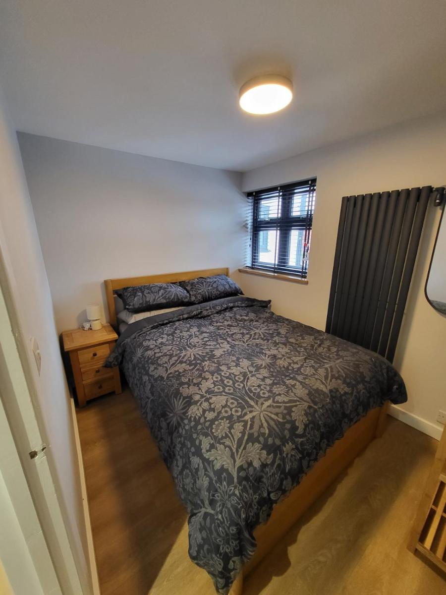 Town Centre Modern 1 Bedroom self-contained Apartment - Housity