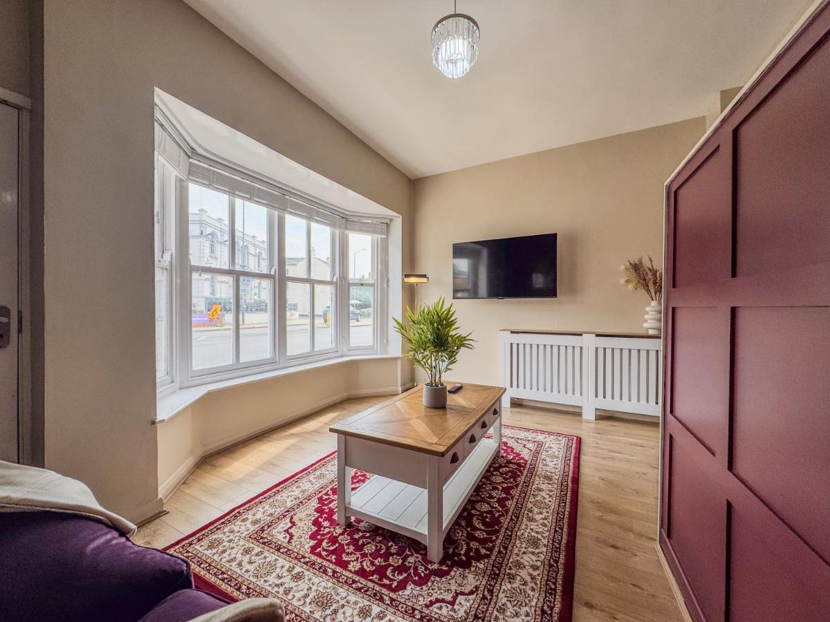 Spacious 1BDR Apartment By Torr Property Group Short Lets & Serviced Accommodation With Free WiFi Stratford Upon Avon - Housity