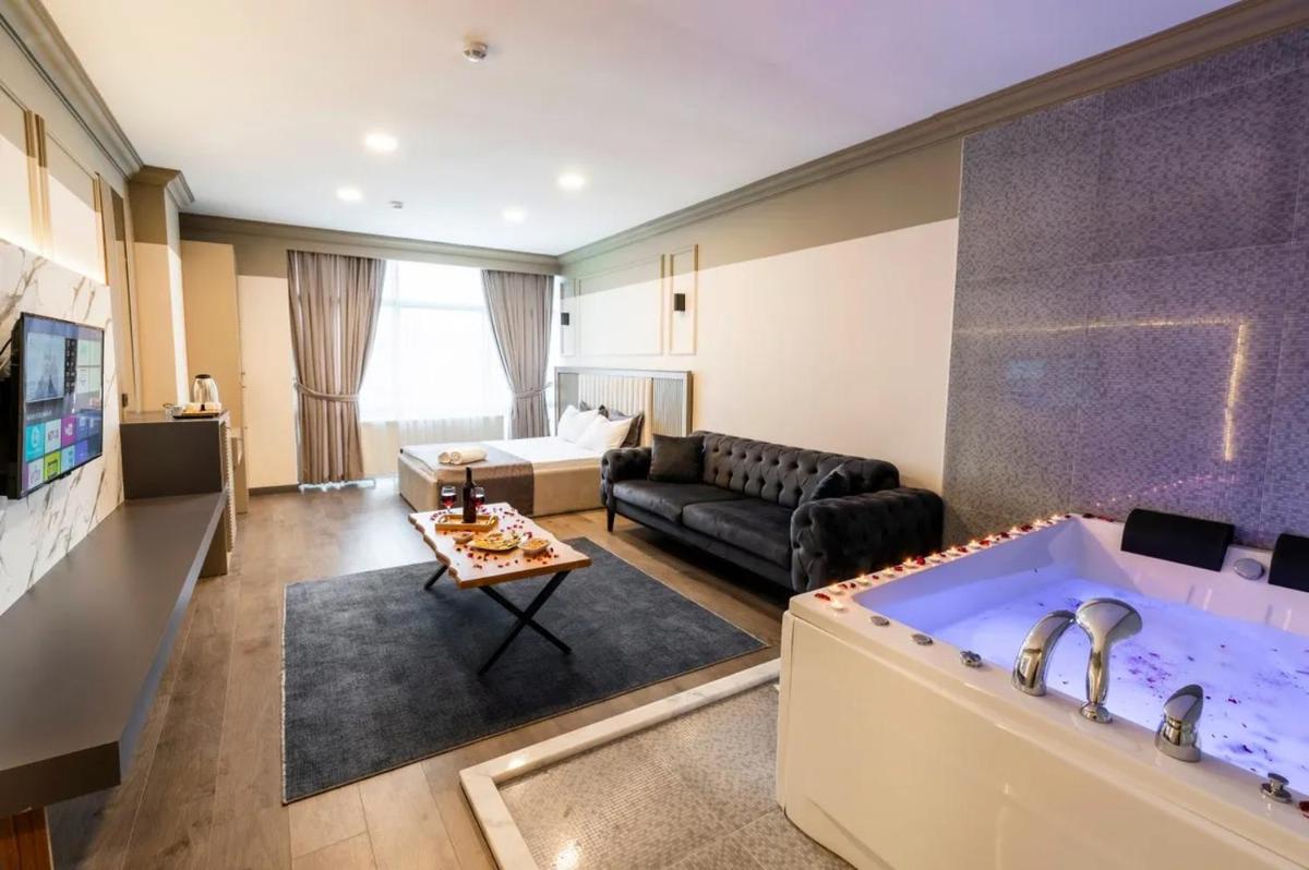 The Royal Luxury Hotel - Housity