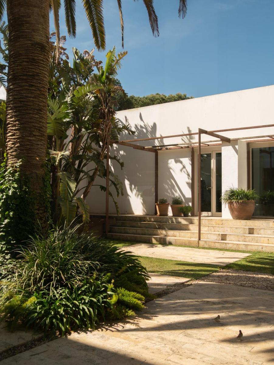 Jardín al aire libre en Hostal Empúries