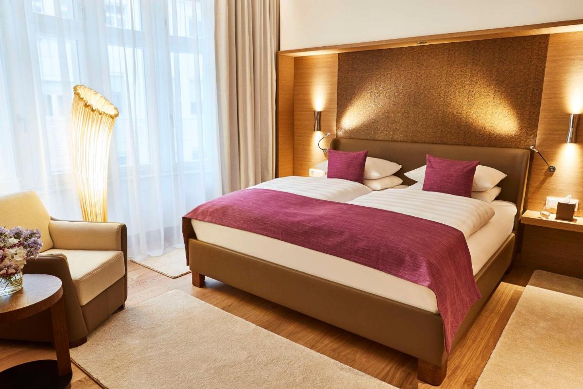 Ein Bett oder Betten in einem Zimmer der Unterkunft Vier Jahreszeiten Kempinski München Ein Bett oder Betten in einem Zimmer der Unterkunft Vier Jahreszeiten Kempinski München