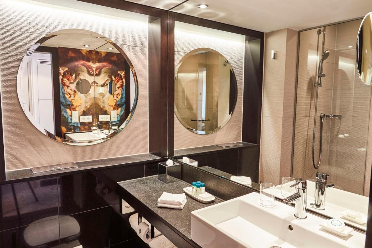 Ein Badezimmer in der Unterkunft Vier Jahreszeiten Kempinski München Ein Badezimmer in der Unterkunft Vier Jahreszeiten Kempinski München