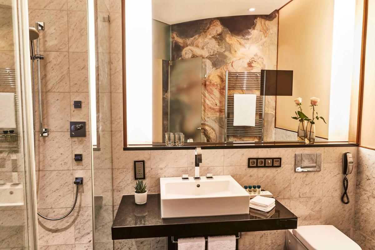 Ein Badezimmer in der Unterkunft Vier Jahreszeiten Kempinski München Ein Badezimmer in der Unterkunft Vier Jahreszeiten Kempinski München