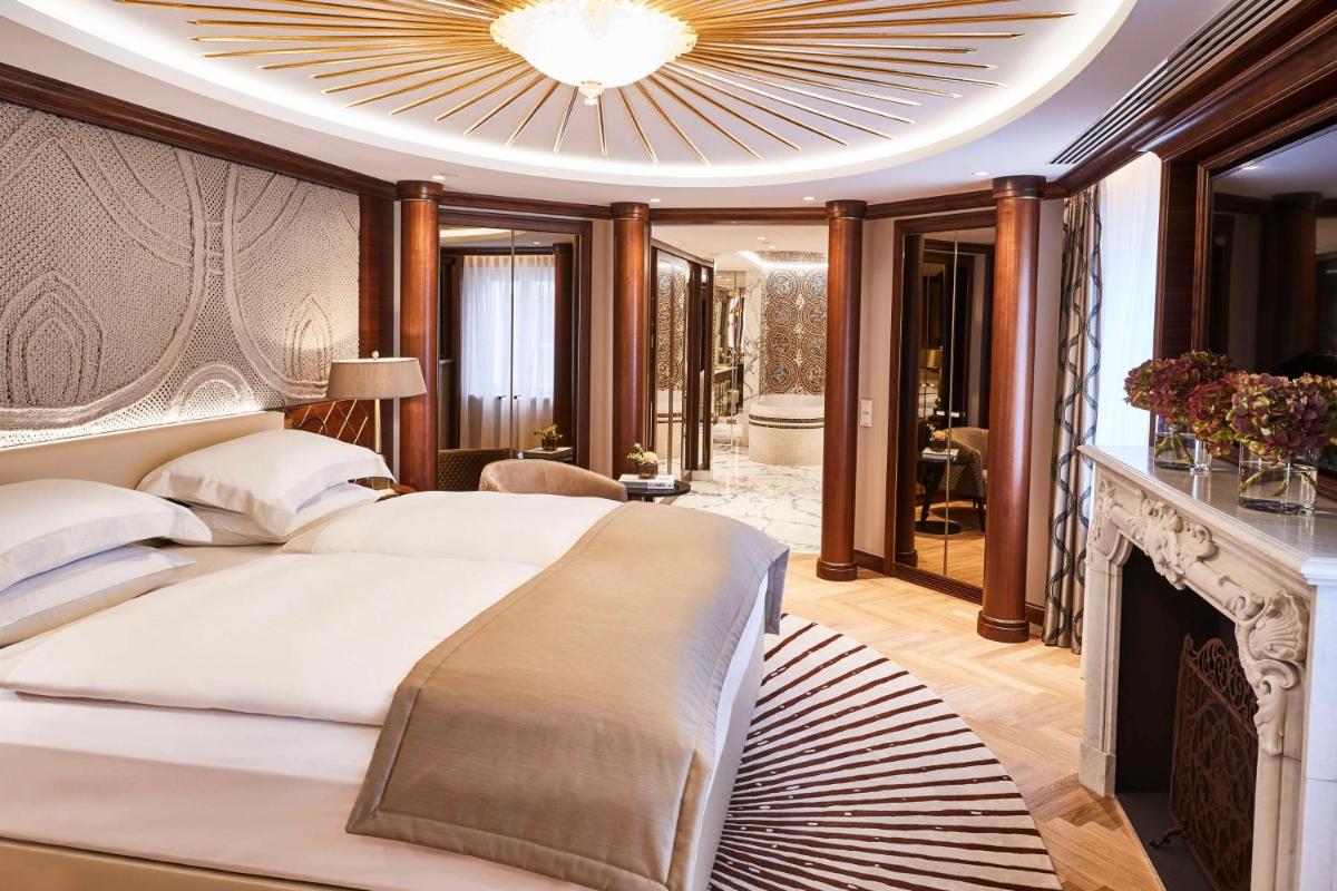 Ein Bett oder Betten in einem Zimmer der Unterkunft Vier Jahreszeiten Kempinski München Ein Bett oder Betten in einem Zimmer der Unterkunft Vier Jahreszeiten Kempinski München