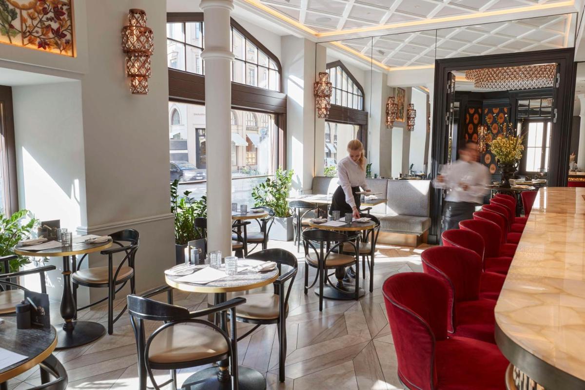 Ein Sitzbereich in der Unterkunft Vier Jahreszeiten Kempinski München