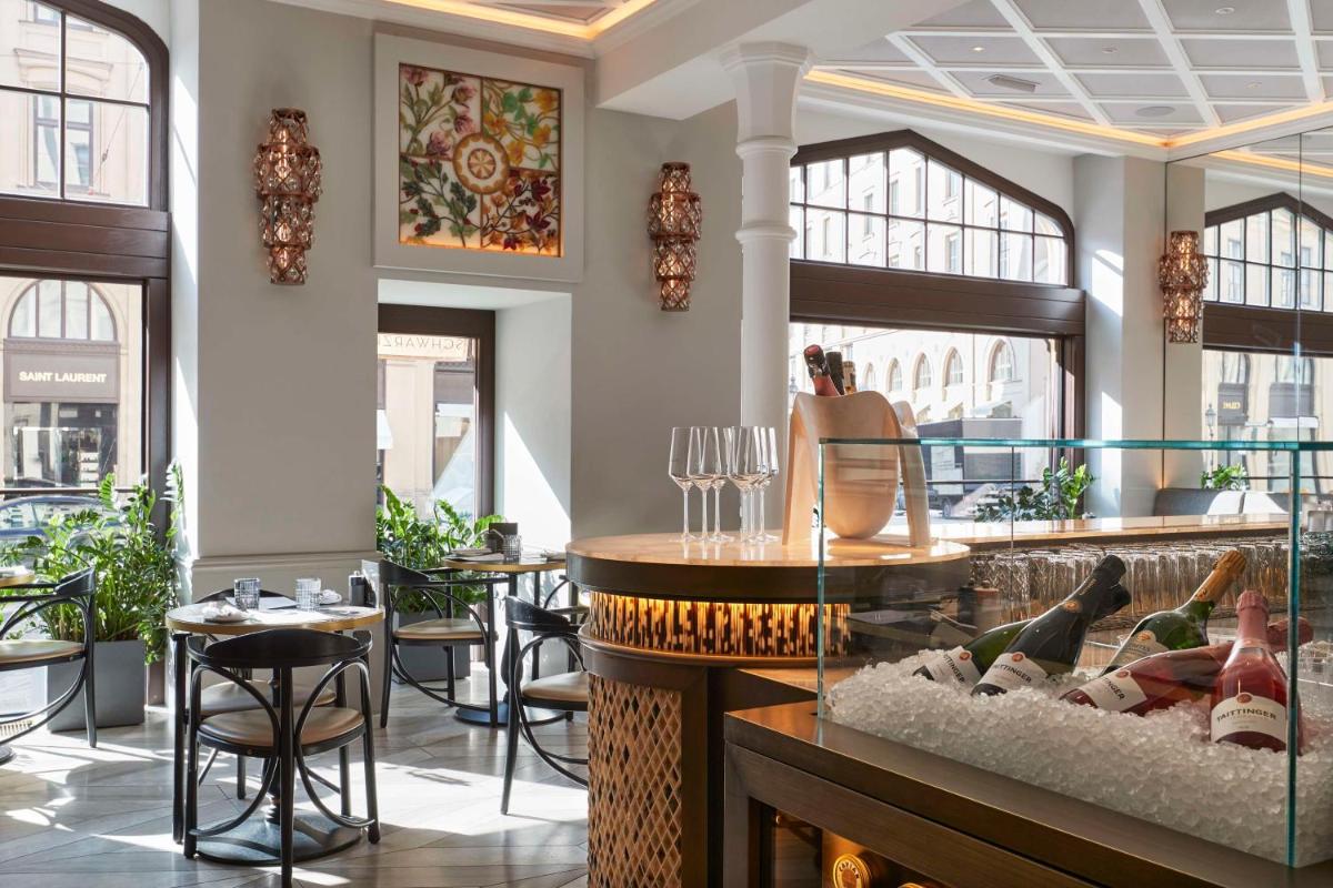 Ein Sitzbereich in der Unterkunft Vier Jahreszeiten Kempinski München