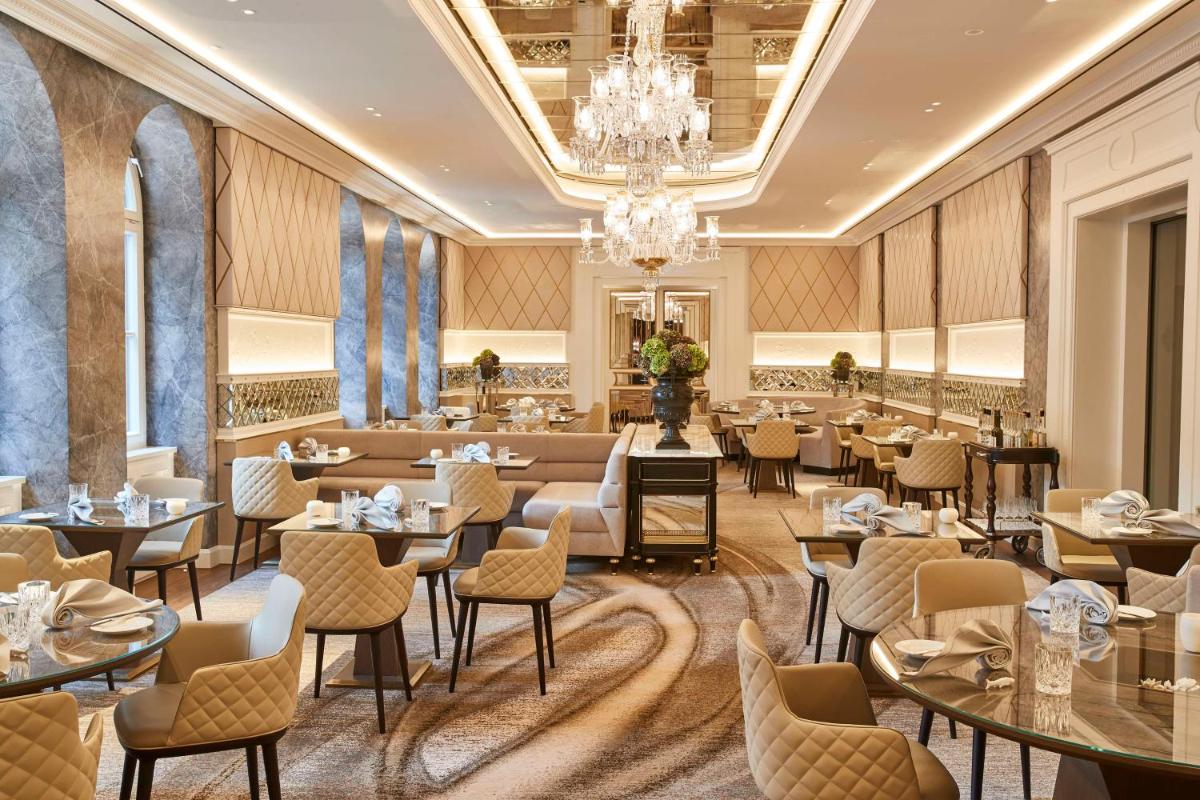 Ein Sitzbereich in der Unterkunft Vier Jahreszeiten Kempinski München