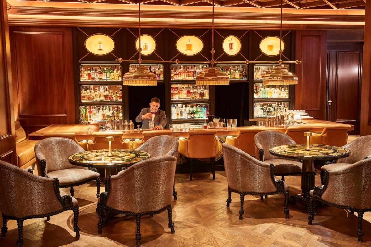 Getränke in der Unterkunft Vier Jahreszeiten Kempinski München