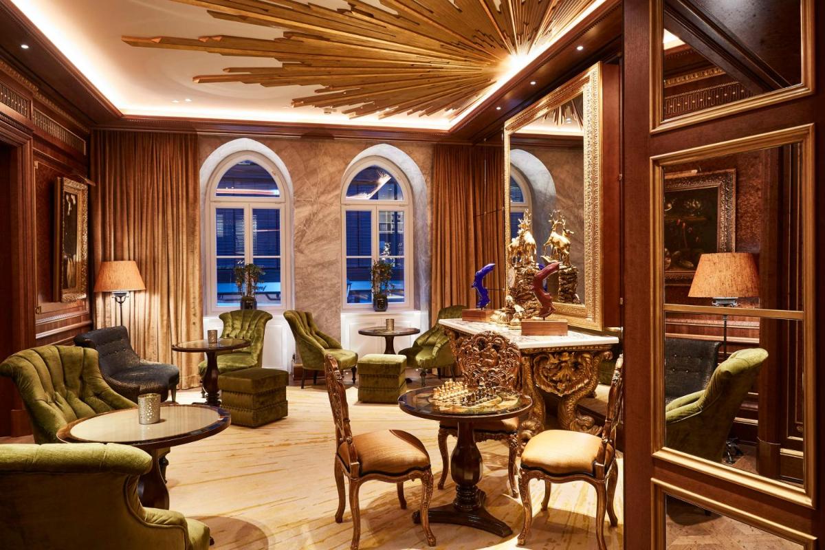 Ein Sitzbereich in der Unterkunft Vier Jahreszeiten Kempinski München