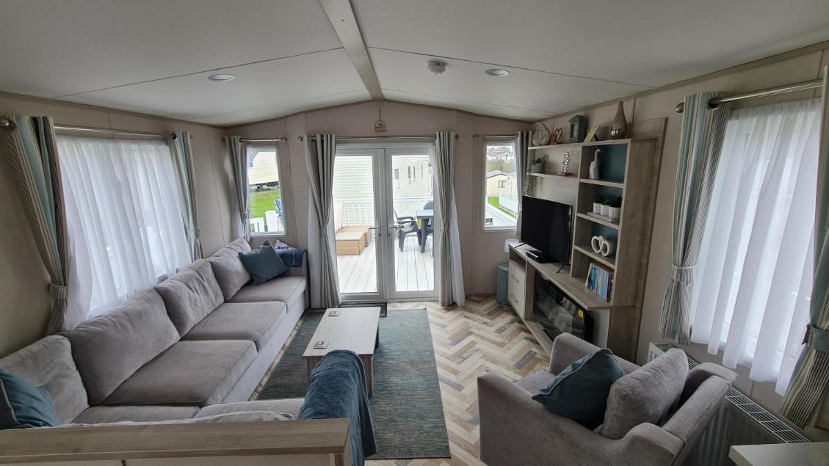 Stunning 2 bed caravan at Hoburne Devon Bay - Housity