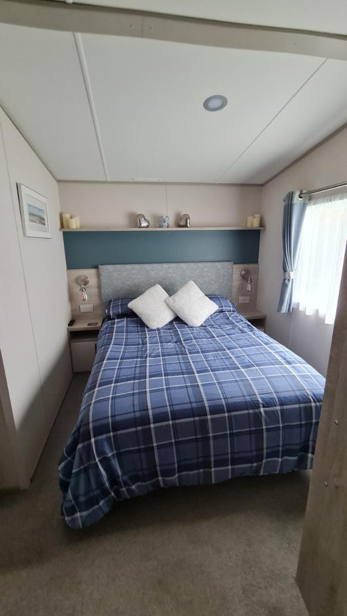 Stunning 2 bed caravan at Hoburne Devon Bay - Housity