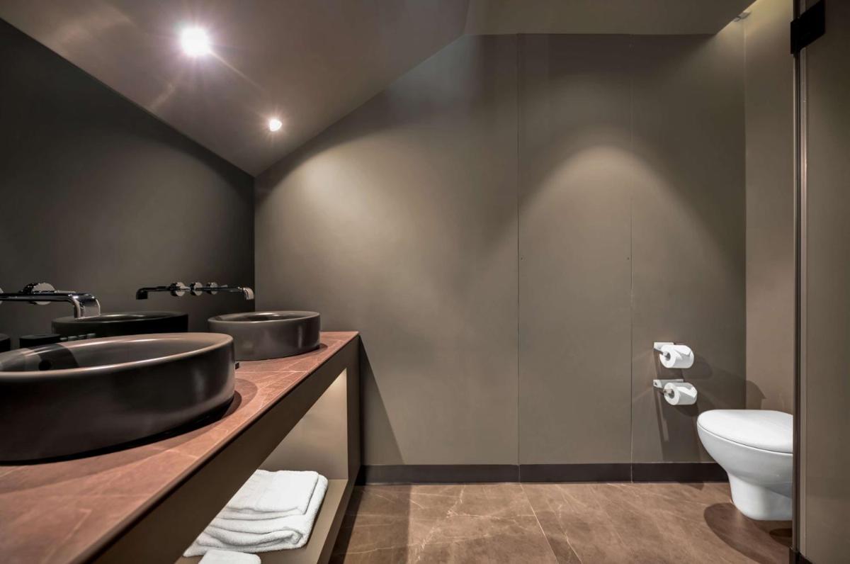 Uma casa de banho em Hilton Porto Gaia