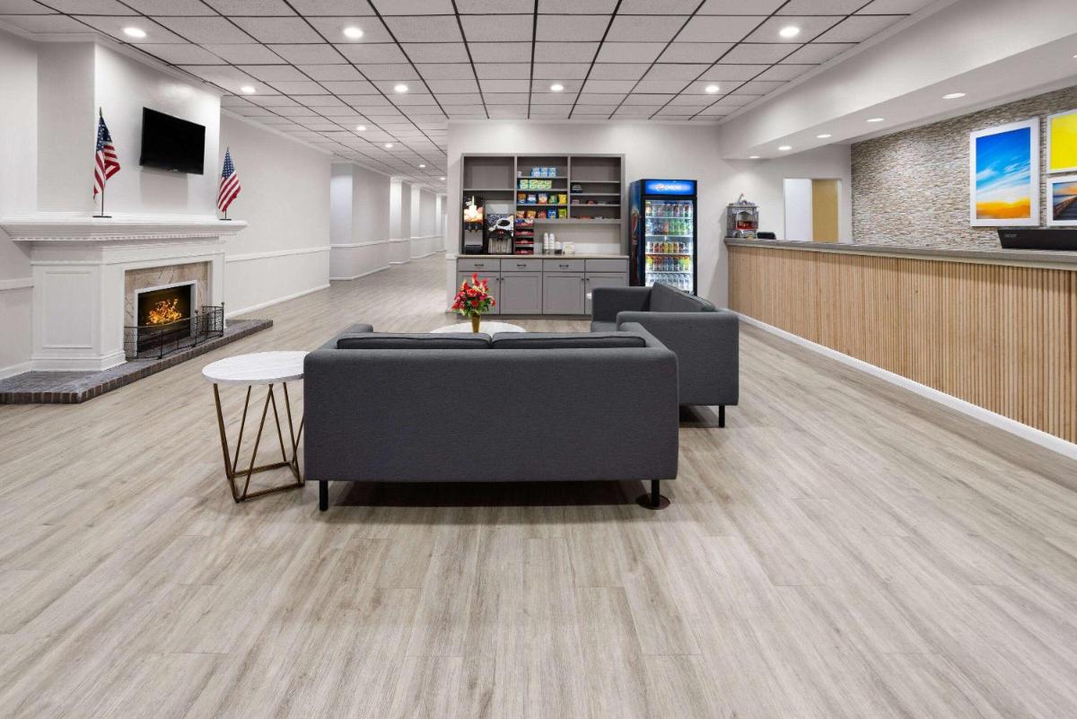 Days Inn by Wyndham Hinesville Near Fort Stewart, Newly Renovated, Free Hot Breakfast, Restaurant and Bar - Housity