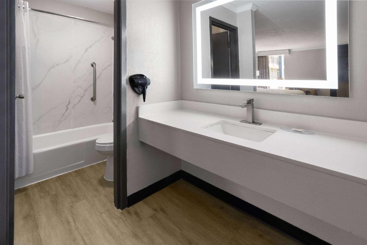 Days Inn by Wyndham Hinesville Near Fort Stewart, Newly Renovated, Free Hot Breakfast, Restaurant and Bar - Housity