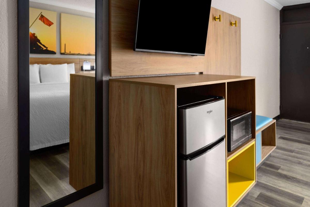 Days Inn by Wyndham Hinesville Near Fort Stewart, Newly Renovated, Free Hot Breakfast, Restaurant and Bar - Housity