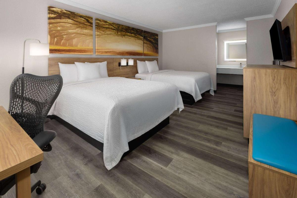 Days Inn by Wyndham Hinesville Near Fort Stewart, Newly Renovated, Free Hot Breakfast, Restaurant and Bar - Housity
