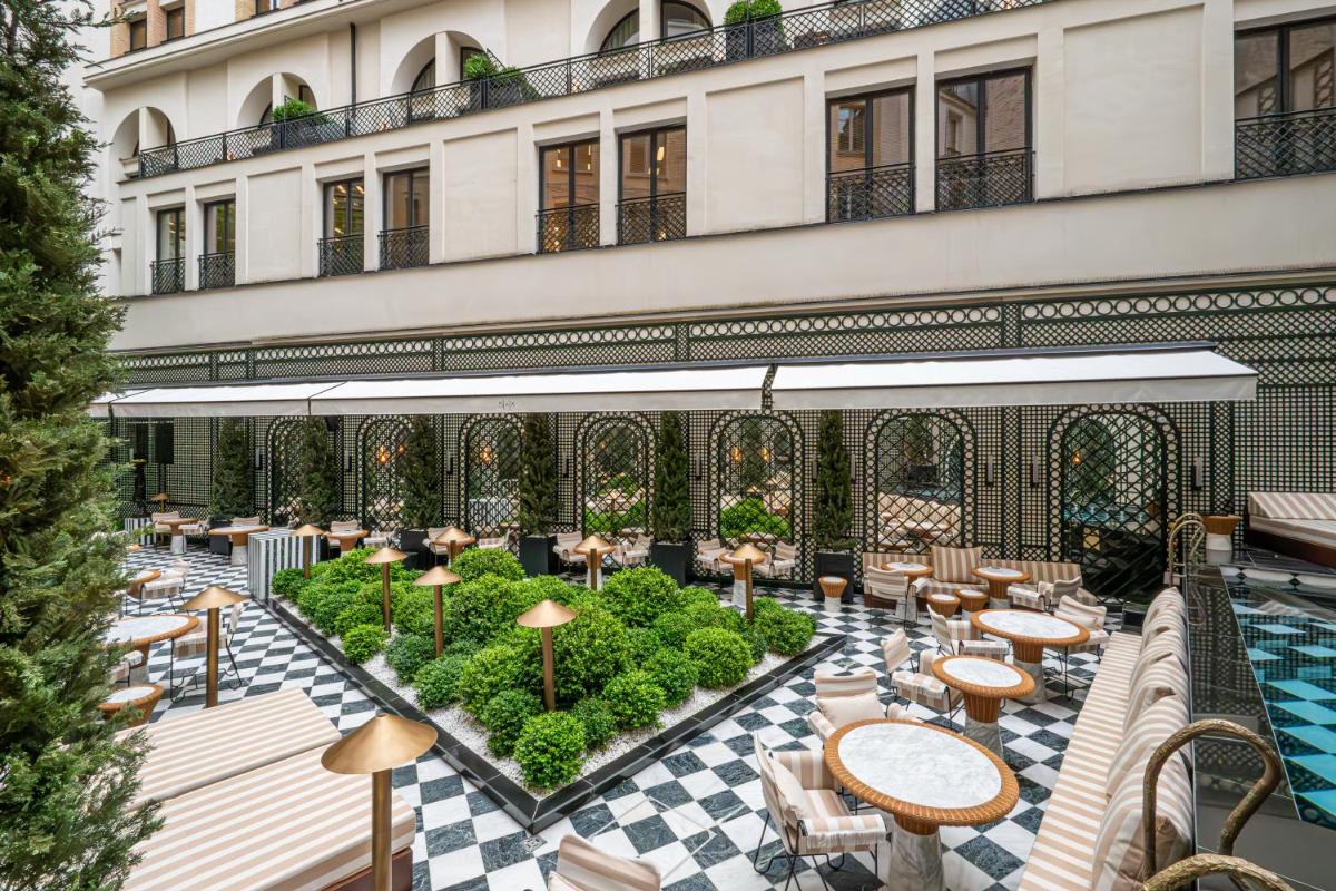 Piscine de l'établissement Hotel SAX Paris, LXR Hotels & Resorts ou située à proximité