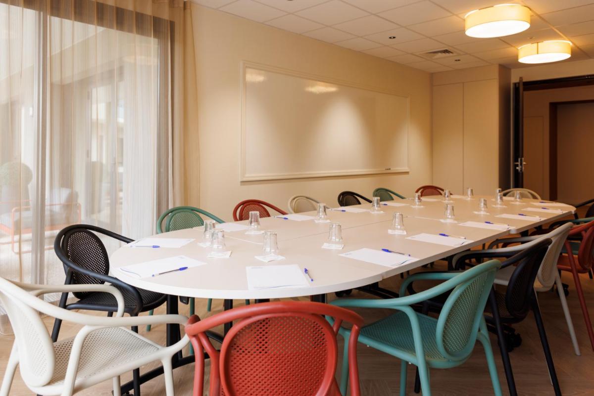 Espace de conférence ou salle de réunion dans l'établissement Les Boréales - Appart'hotel & Restaurant