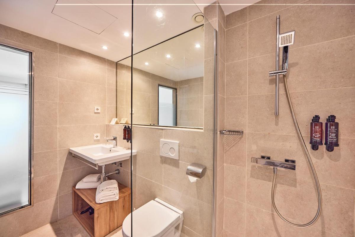 Un baño de Hotel Playa Golf - Adults Only