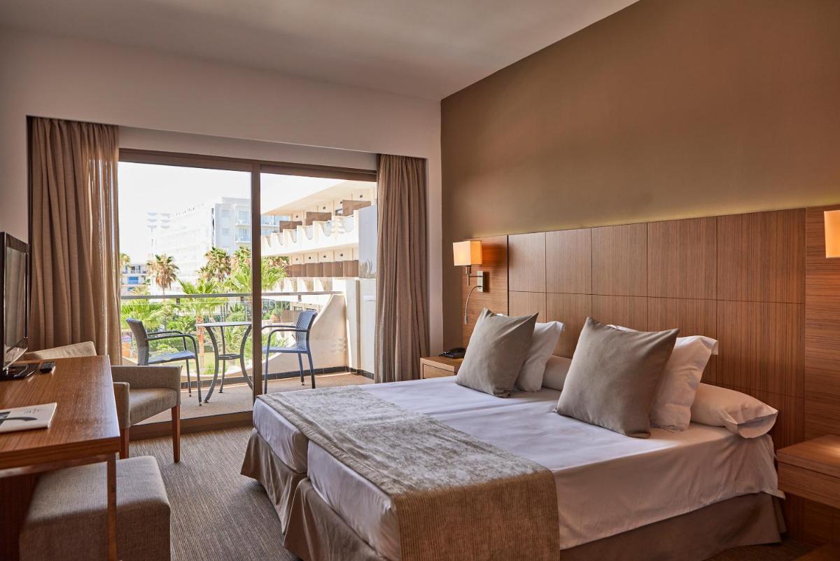 Cama o camas de una habitación en Hotel Playa Golf - Adults Only