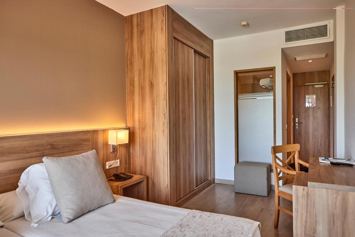 Cama o camas de una habitación en Hotel Playa Golf - Adults Only